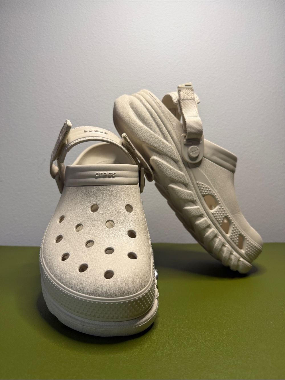 CROCS Unisex Classic Clog Sandal - Cream M/7 W/9